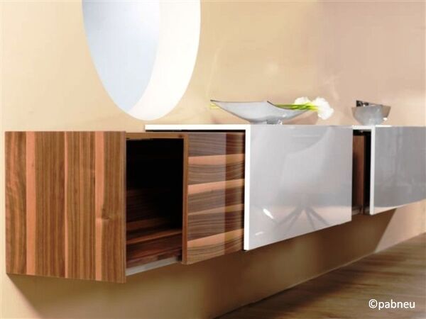 Moderne Hängeschränke aus Holz und Hochglanz im minimalistischen Wohnzimmerdesign.