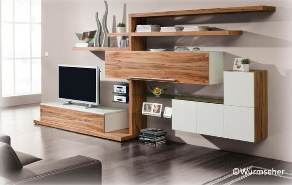 Modernes Wohnzimmer mit TV-Wand, Regalen und Sideboard aus Holz und Weißdekor.
